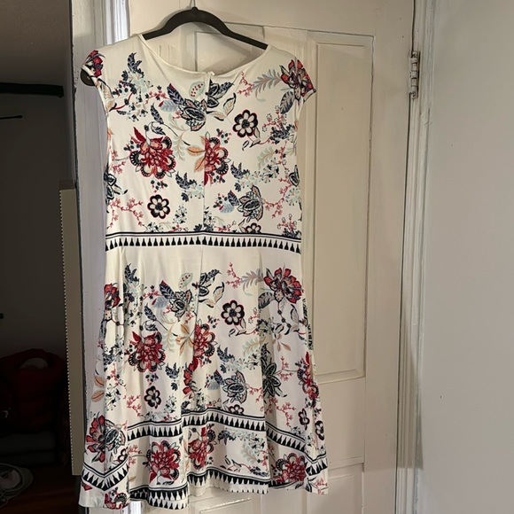 New York and Company, Floral dress; size large - Picture 2 of 6
